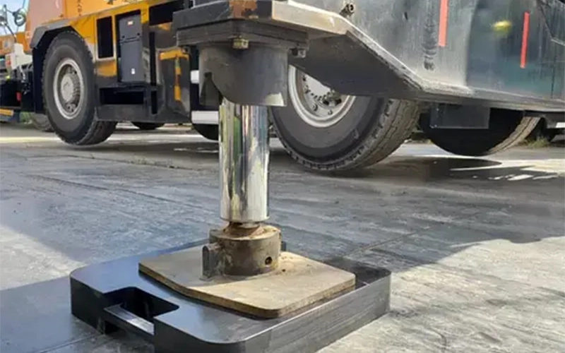 Mobile-cranes-concrete-pump-trucks-heavy-machinery-and-trucks