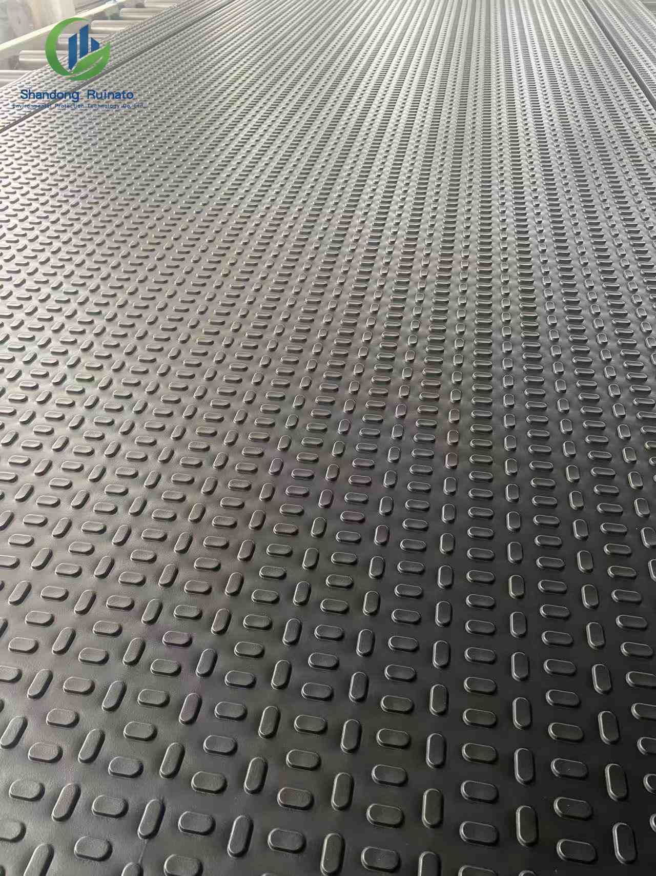 How to Select Ground Protection Mats for Heavy Equipment Access Roads插图2 Close-up of a textured ground protection mat surface designed to provide traction and stable access for heavy equipment