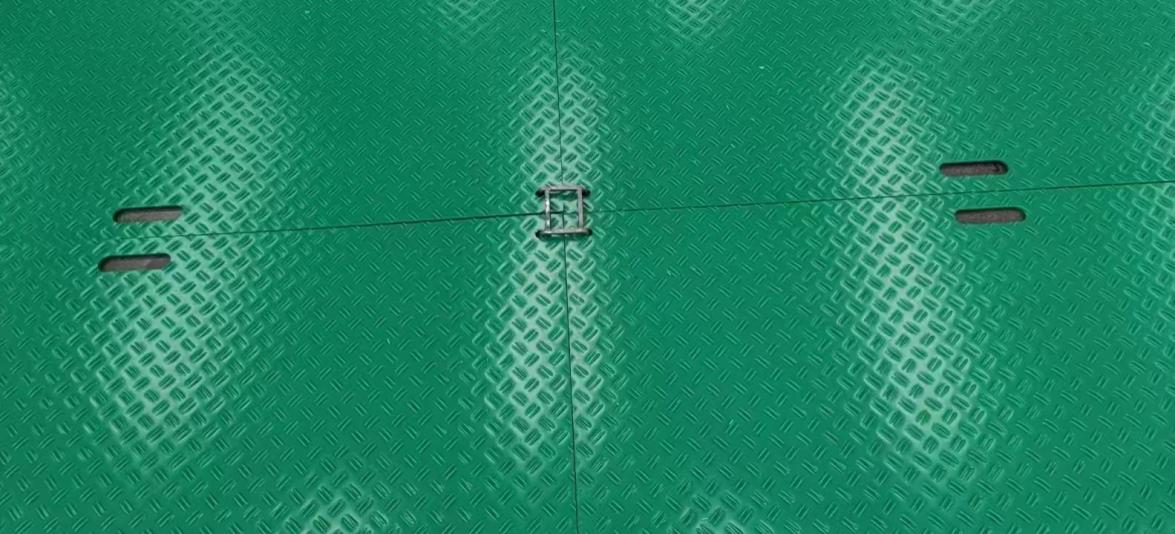 How Can Ground Protection Mat Damage Be Prevented During Installation and Removal?插图1 Green ground protection mats with anti-slip diamond tread patterns and interlocking connectors forming a temporary access surface.